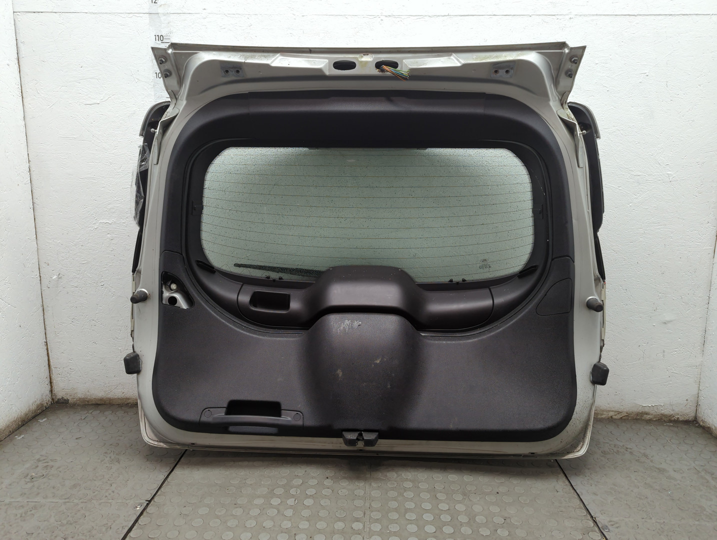 Дверь багажника