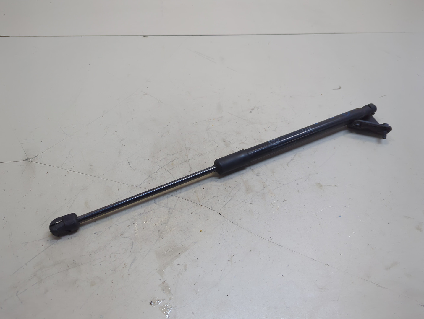 Амортизатор крышки багажника