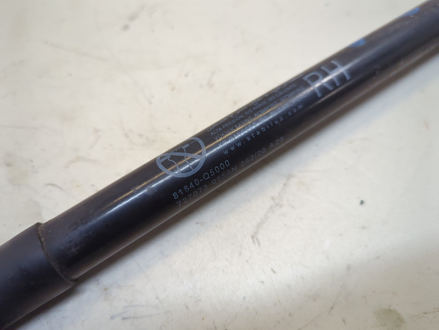 Амортизатор крышки багажника