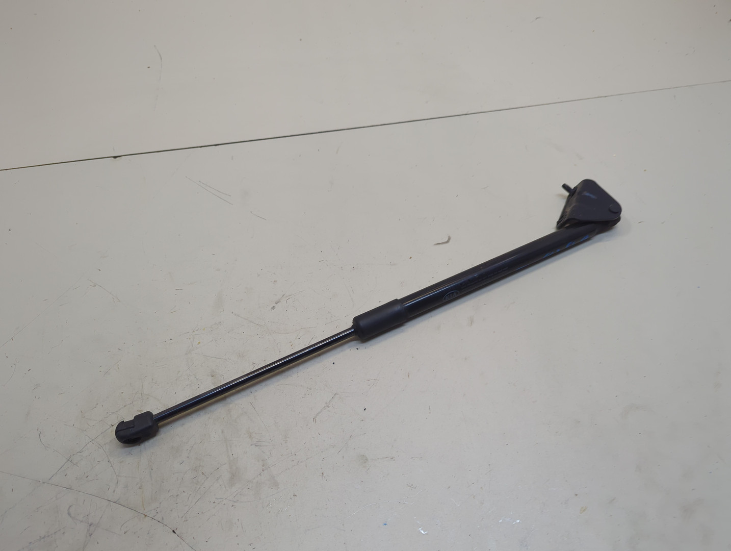 Амортизатор крышки багажника