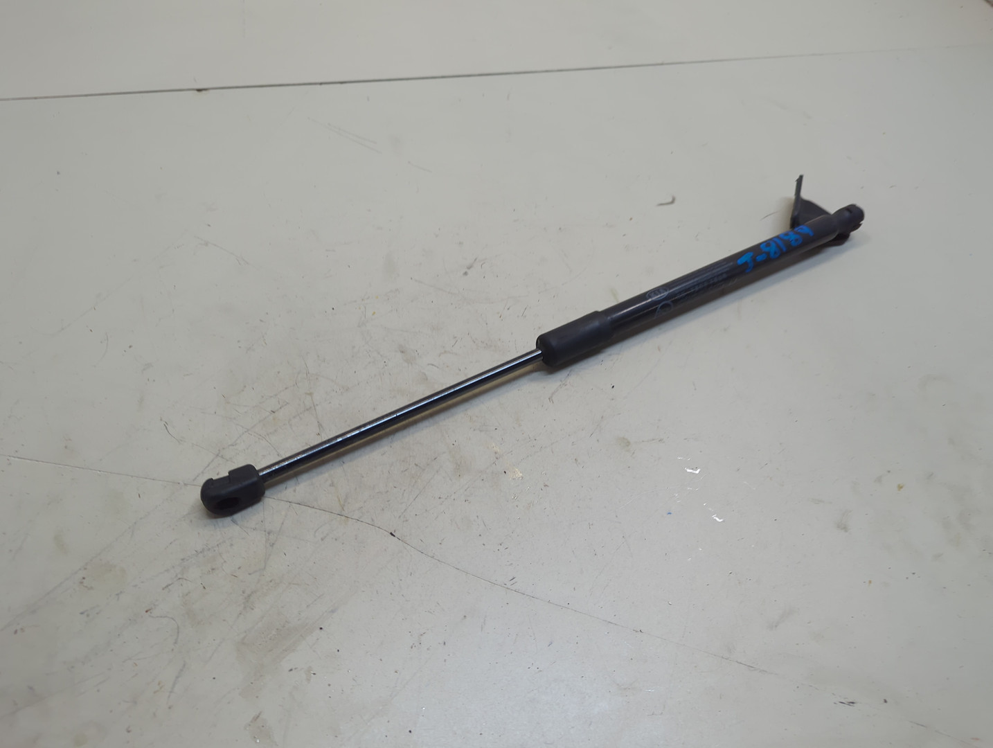 Амортизатор крышки багажника