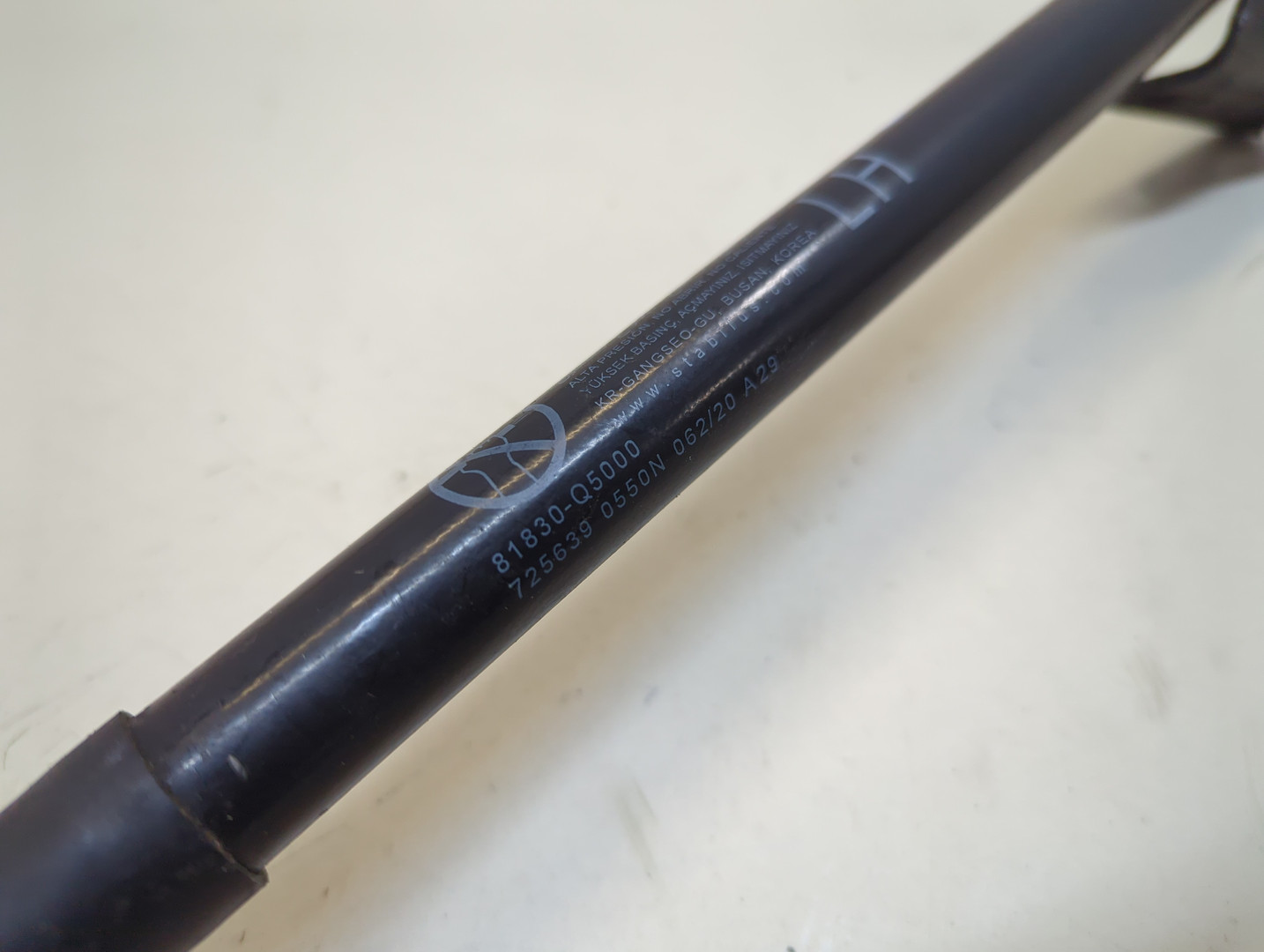 Амортизатор крышки багажника