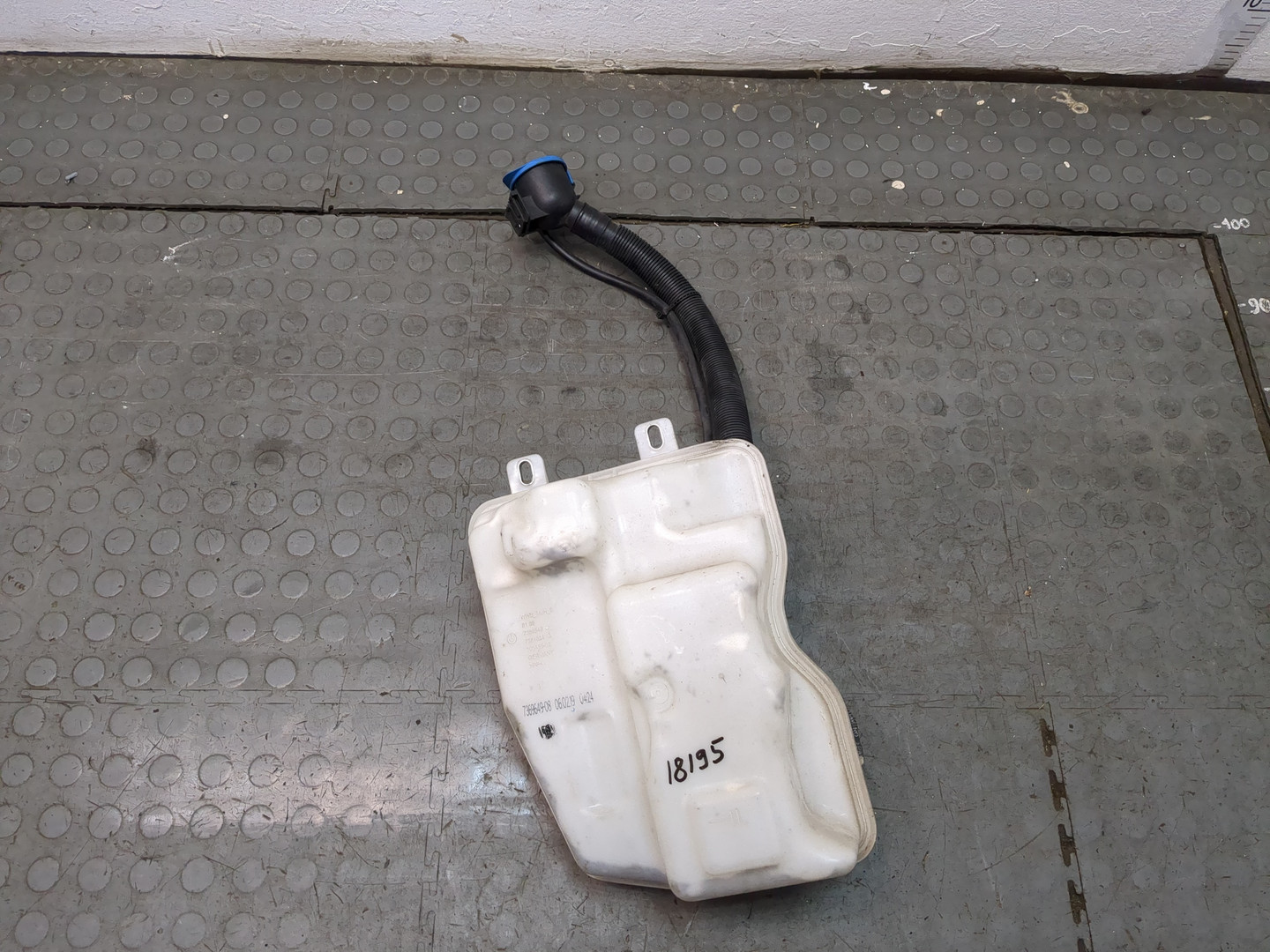 Бачок омывателя лобового стекла