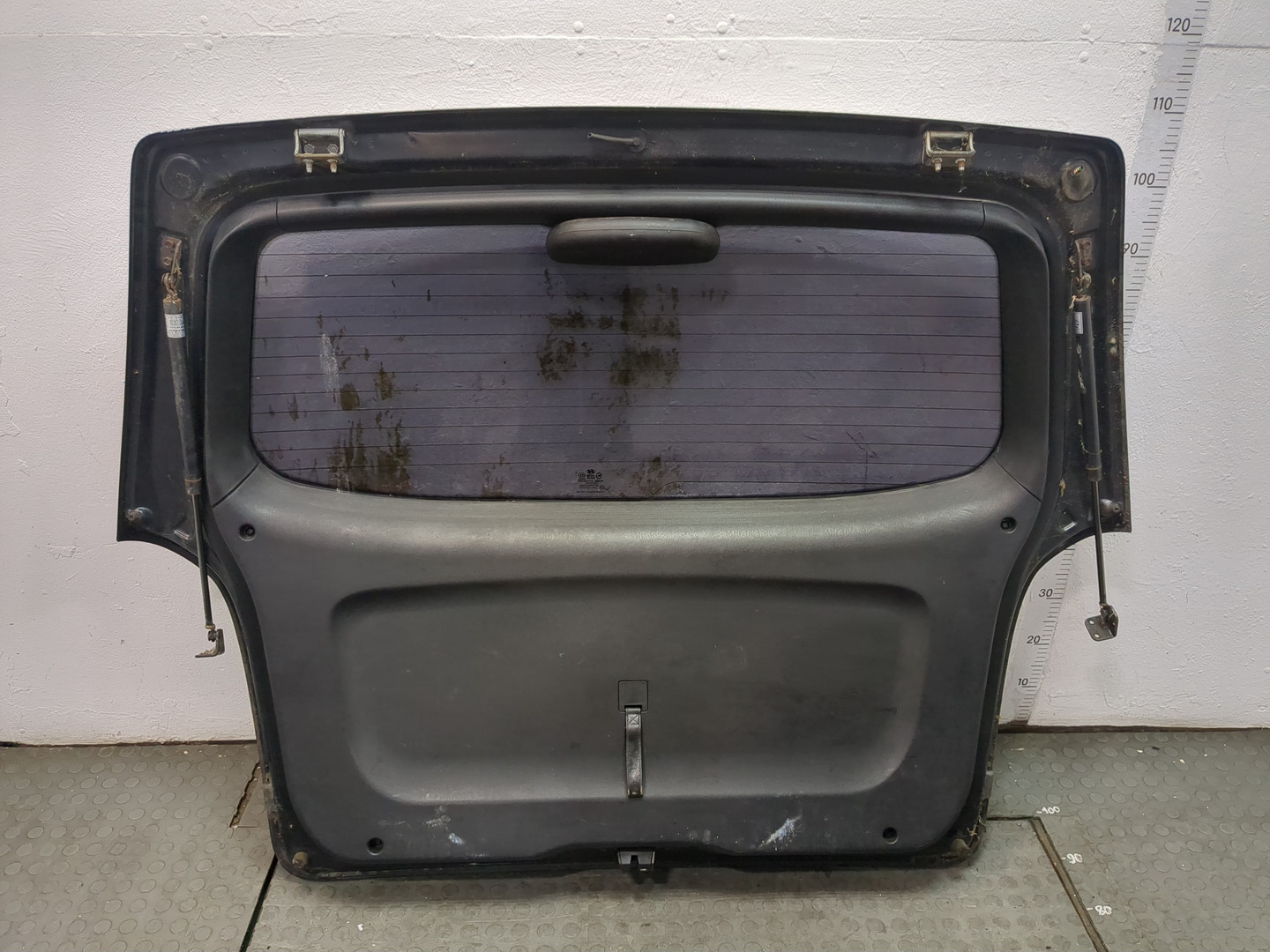 Дверь багажника