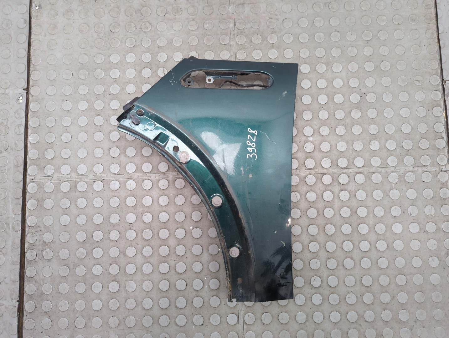 Крыло переднее левое