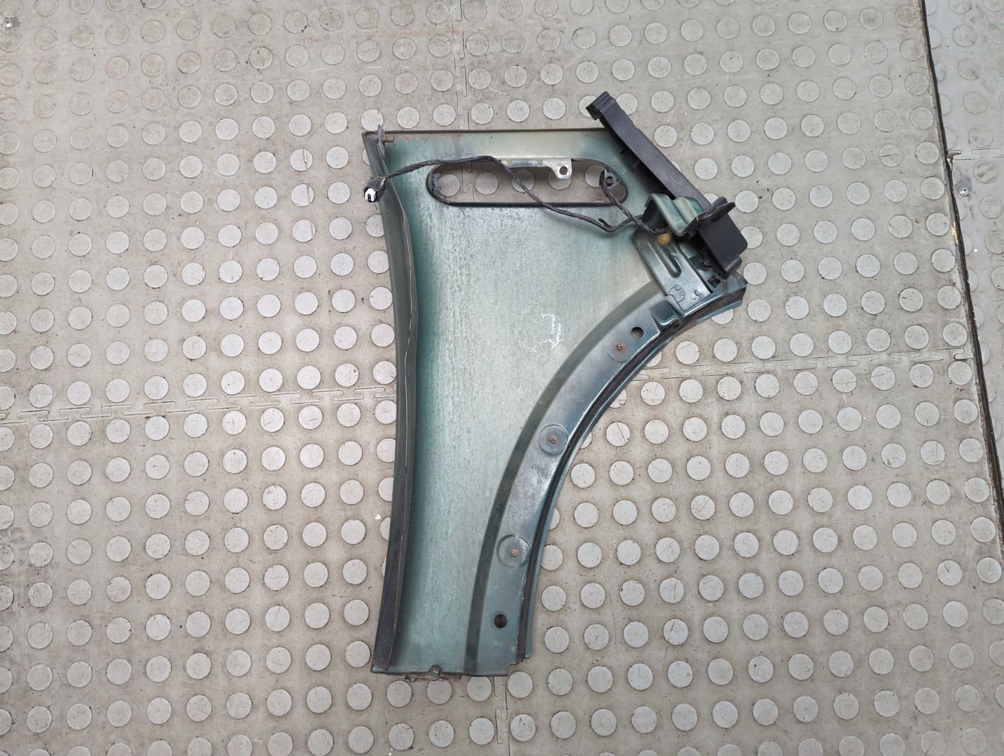 Крыло переднее левое