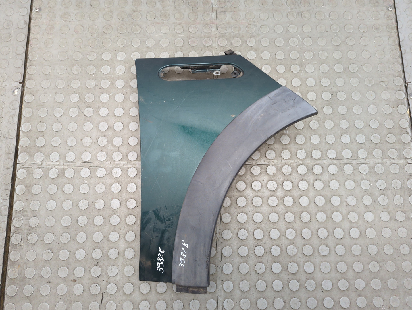 Крыло переднее правое