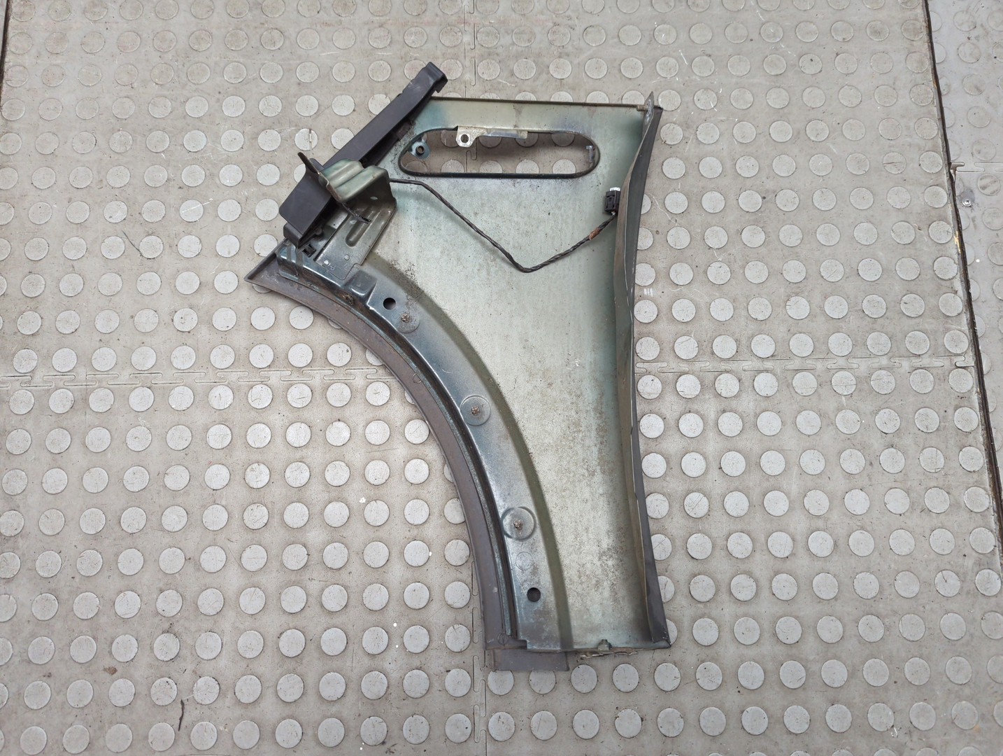 Крыло переднее правое