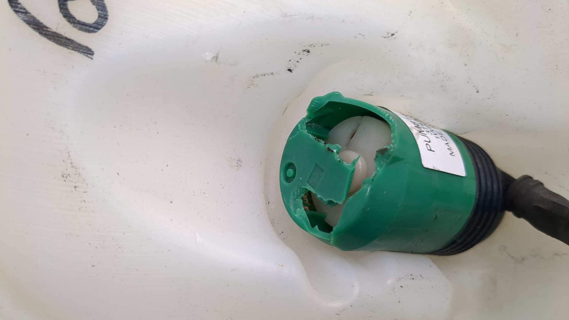 Бачок омывателя лобового стекла