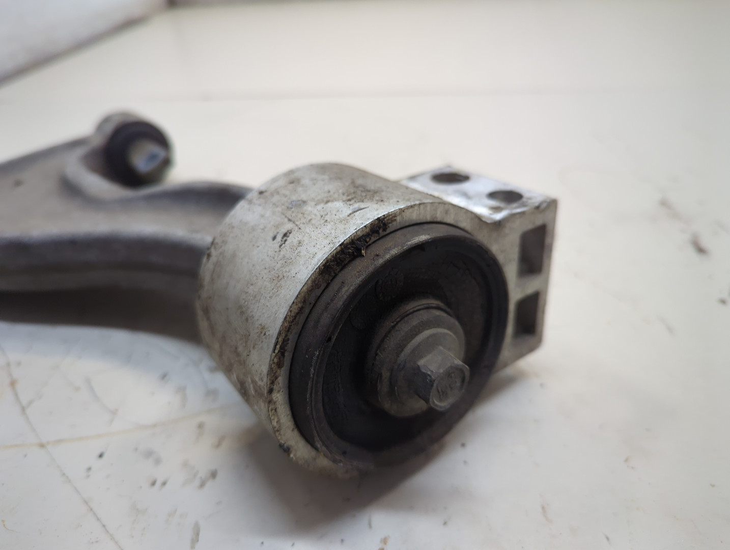 Рычаг передний левый