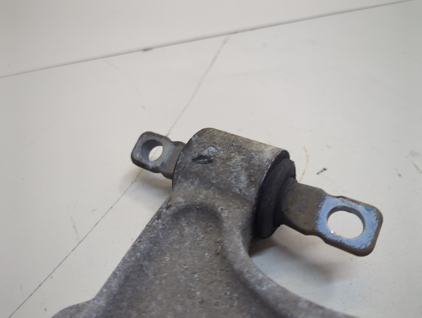 Рычаг передний левый