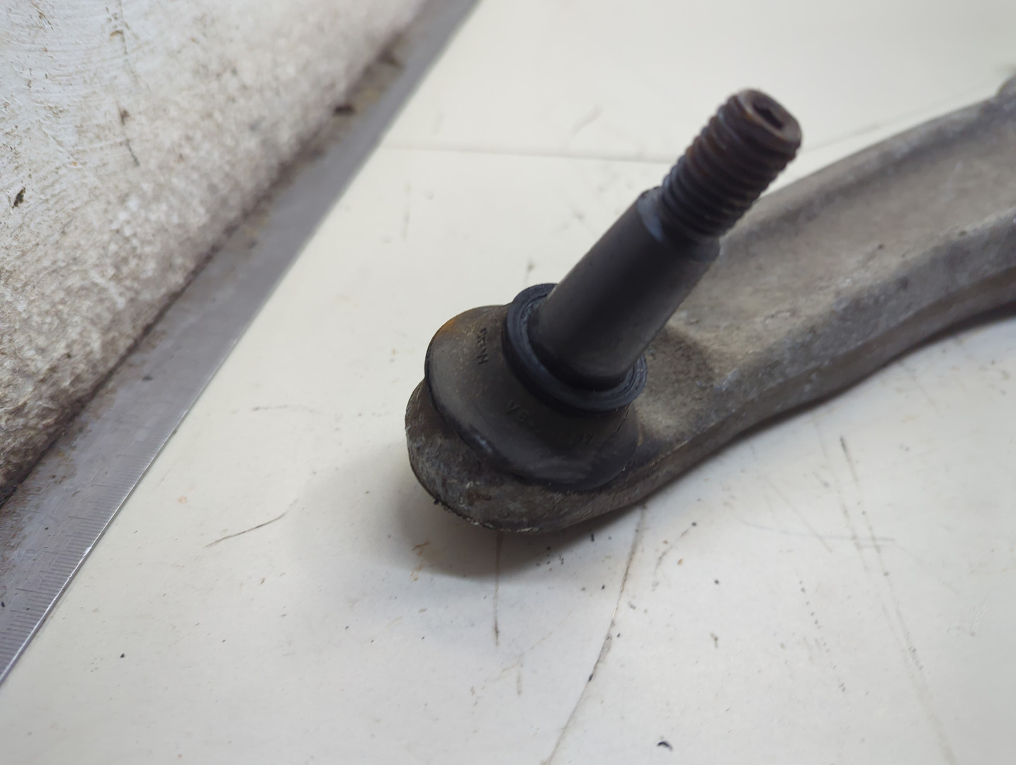 Рычаг передний левый