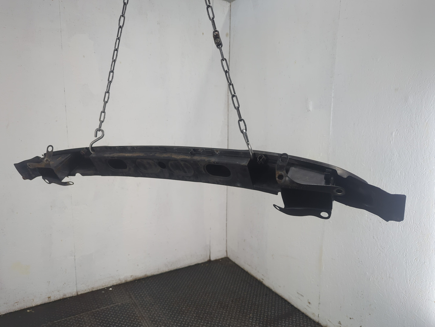 Усилитель переднего бампера