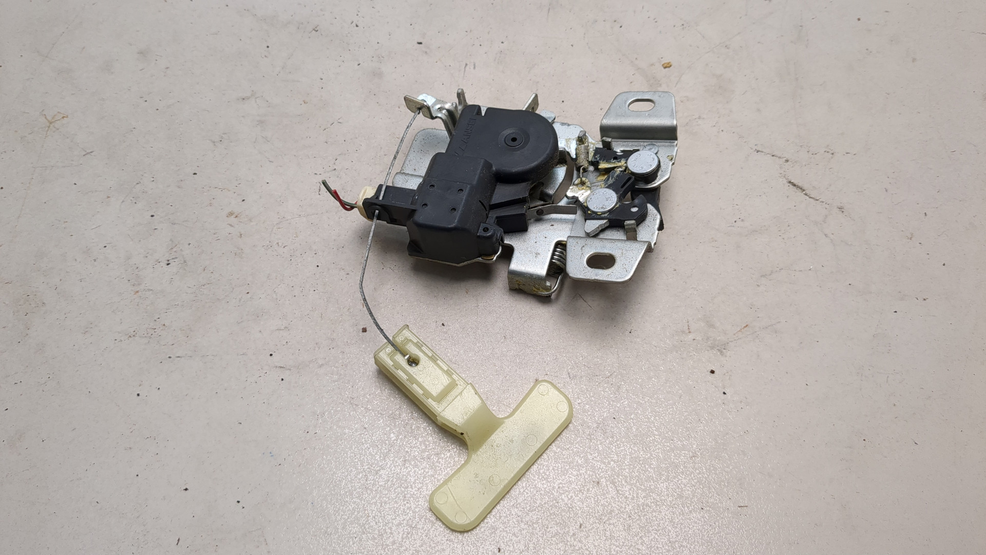 Замок багажника