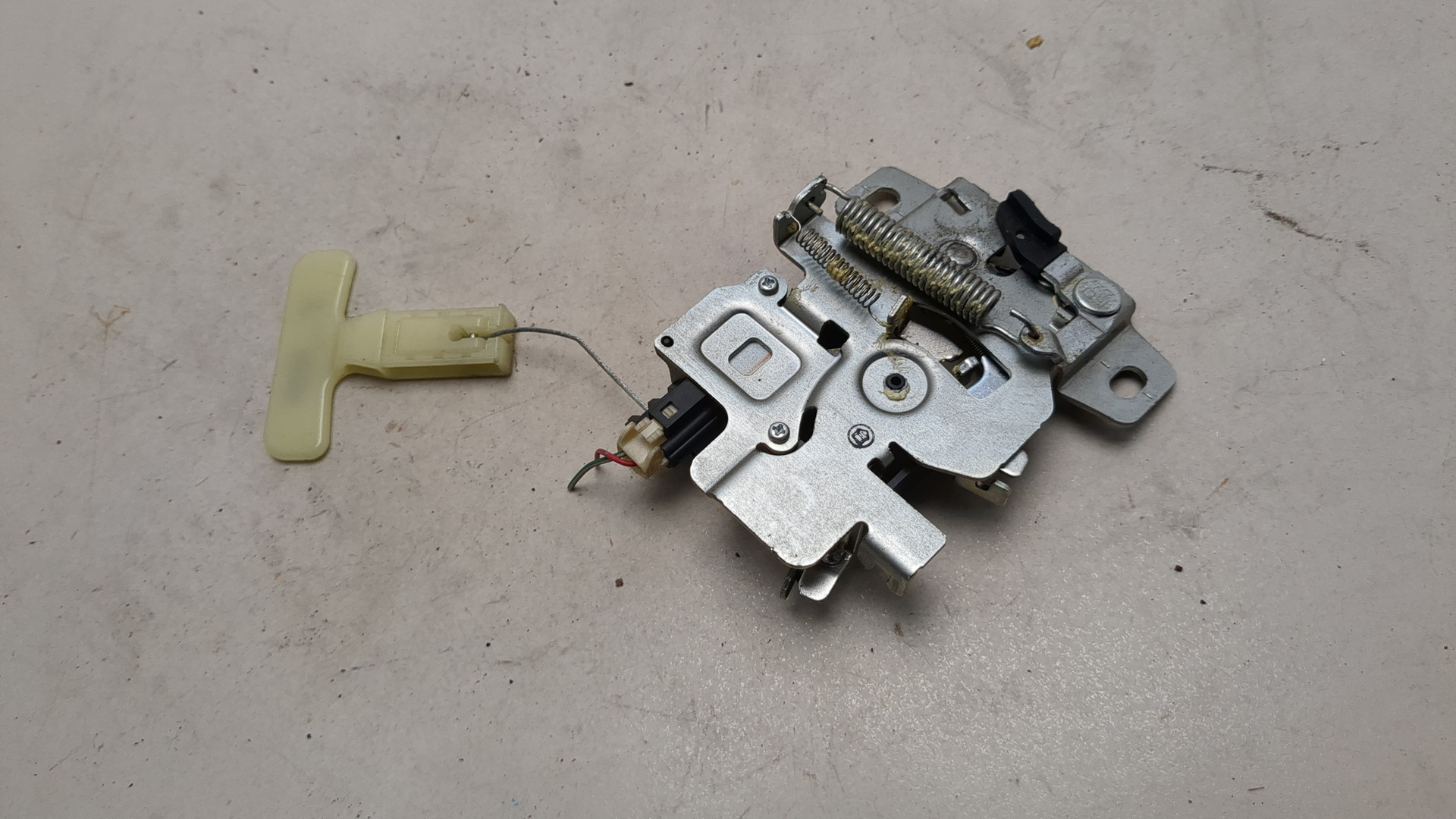 Замок багажника