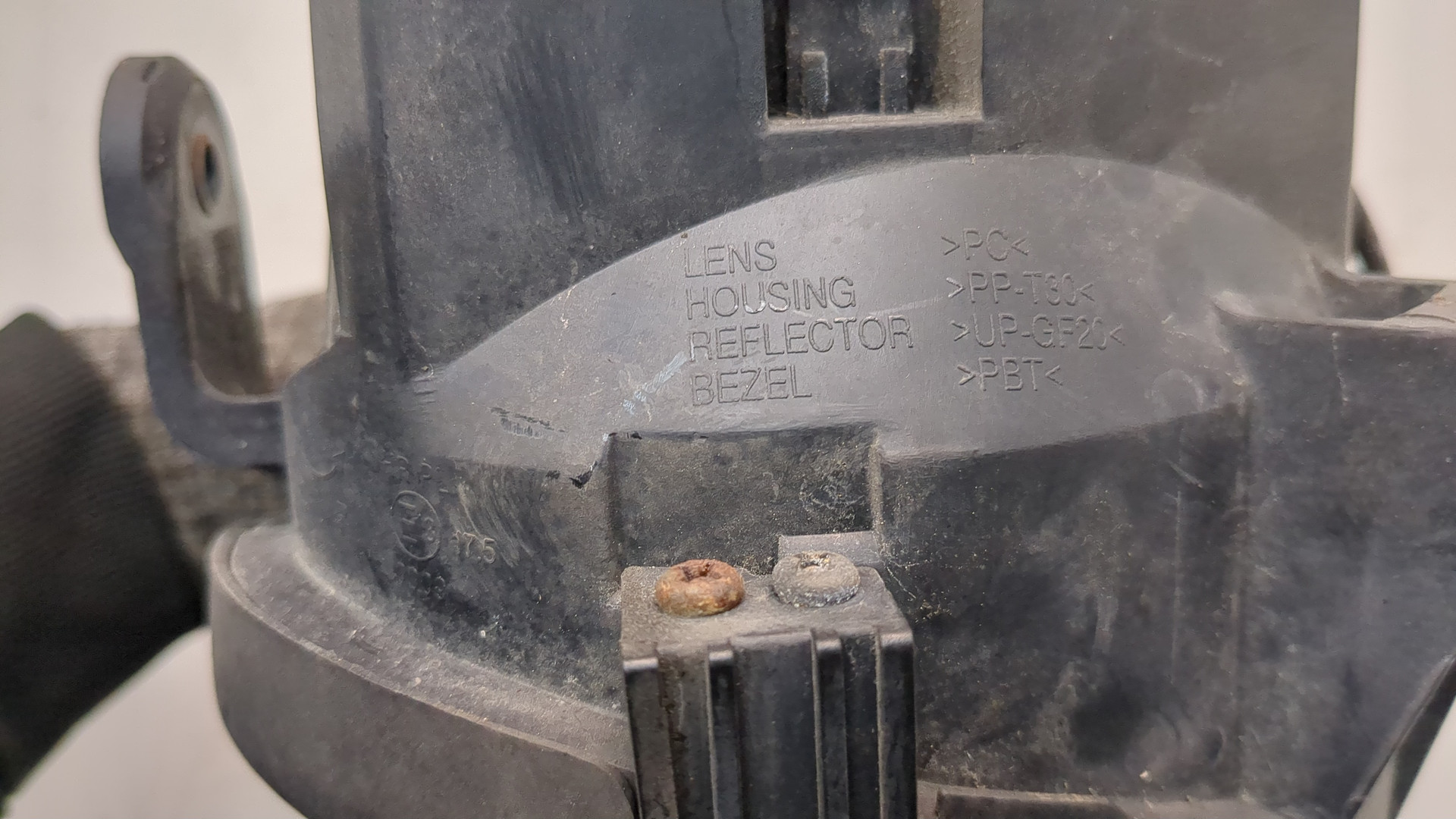 Фара противотуманная левая