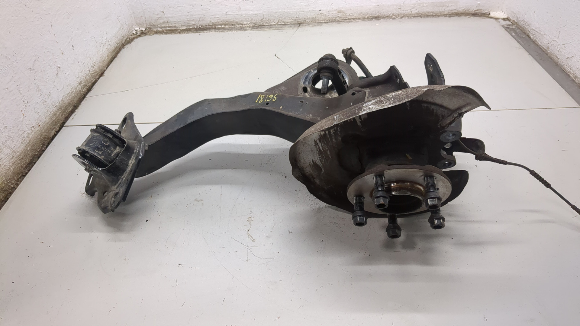 Кулак поворотный задний левый