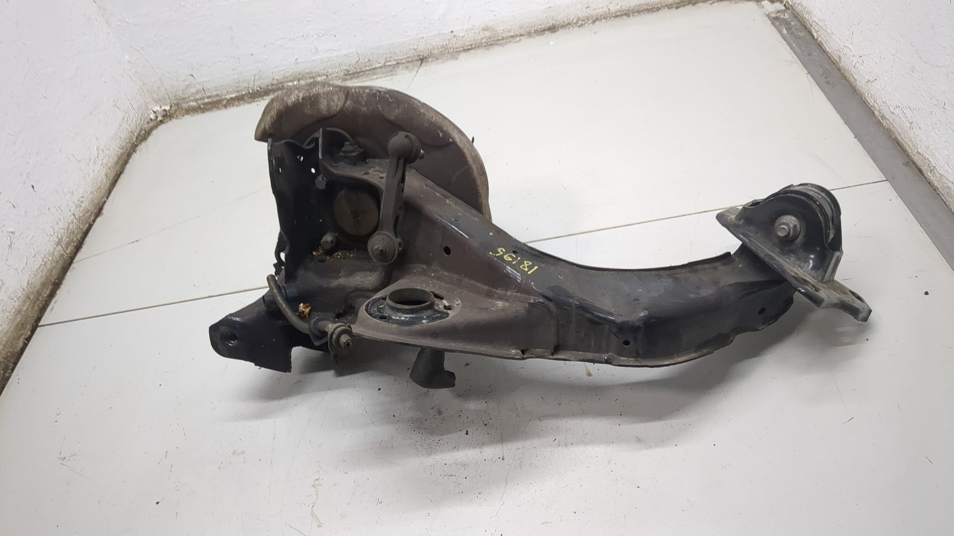 Кулак поворотный задний левый