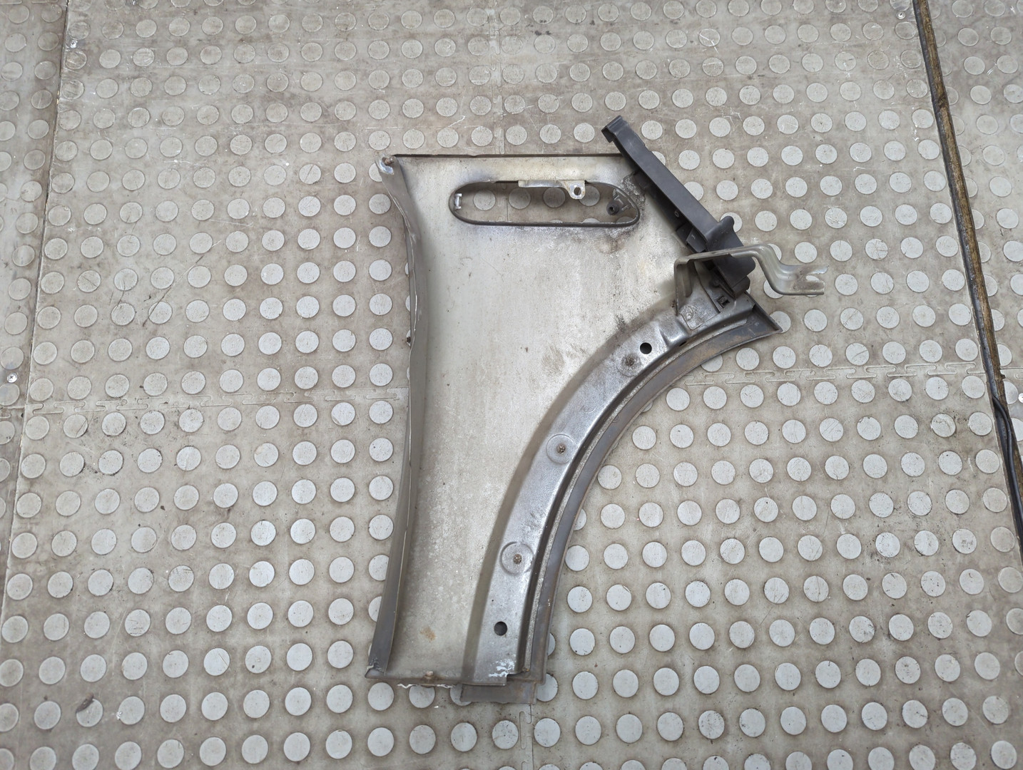 Крыло переднее левое