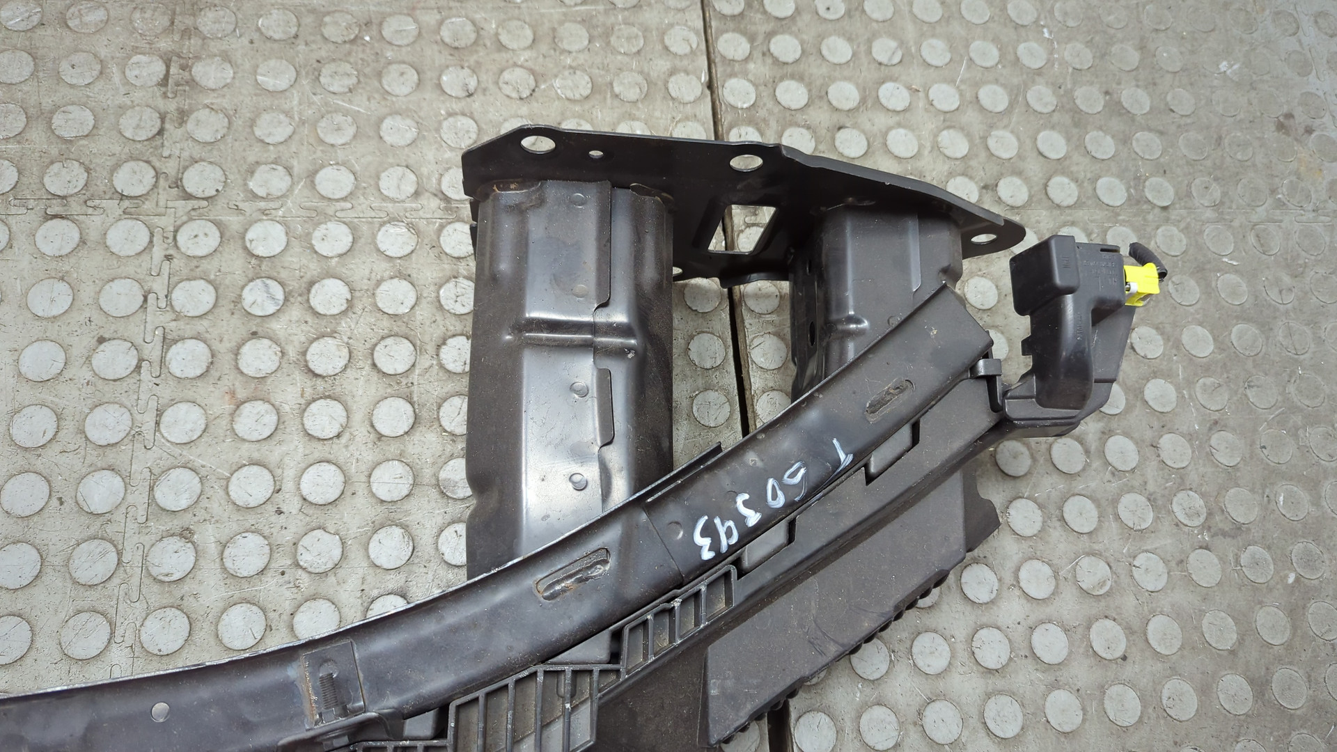 Усилитель переднего бампера