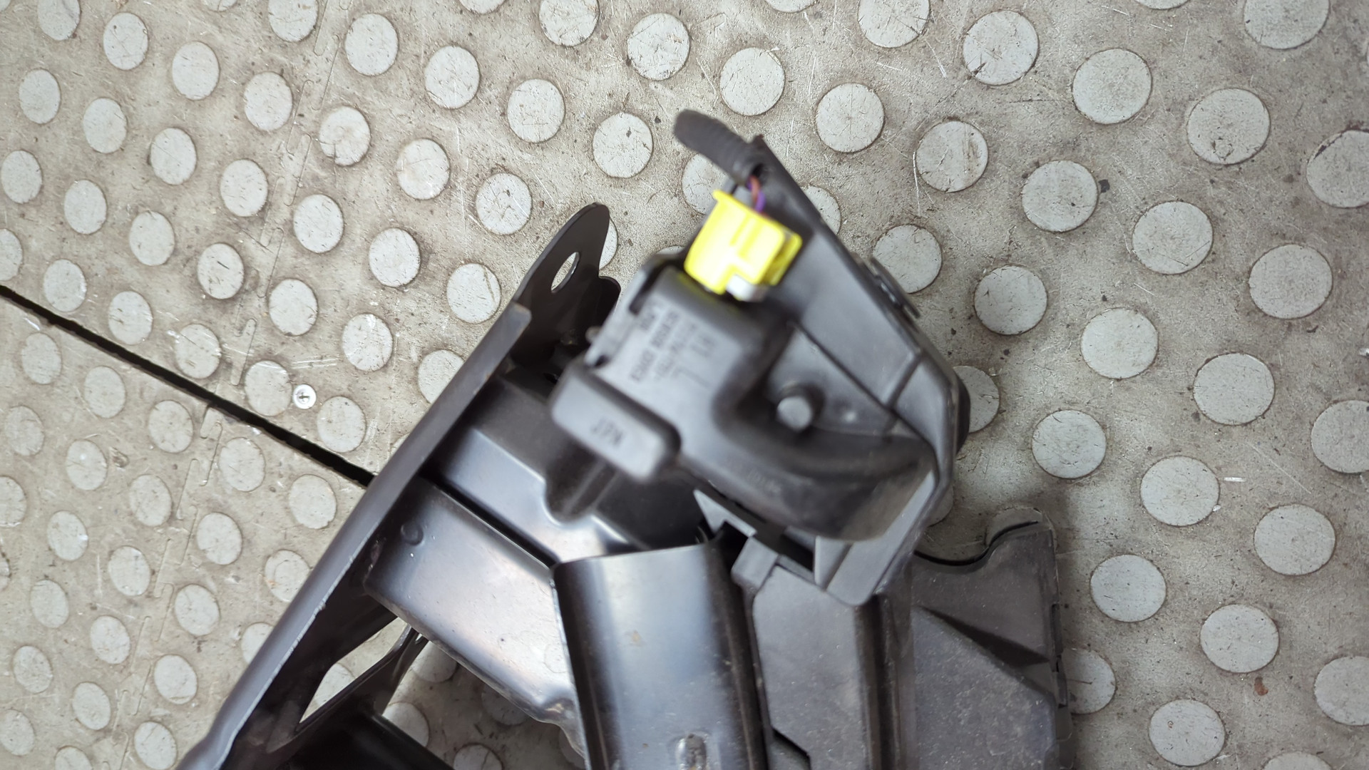 Усилитель переднего бампера