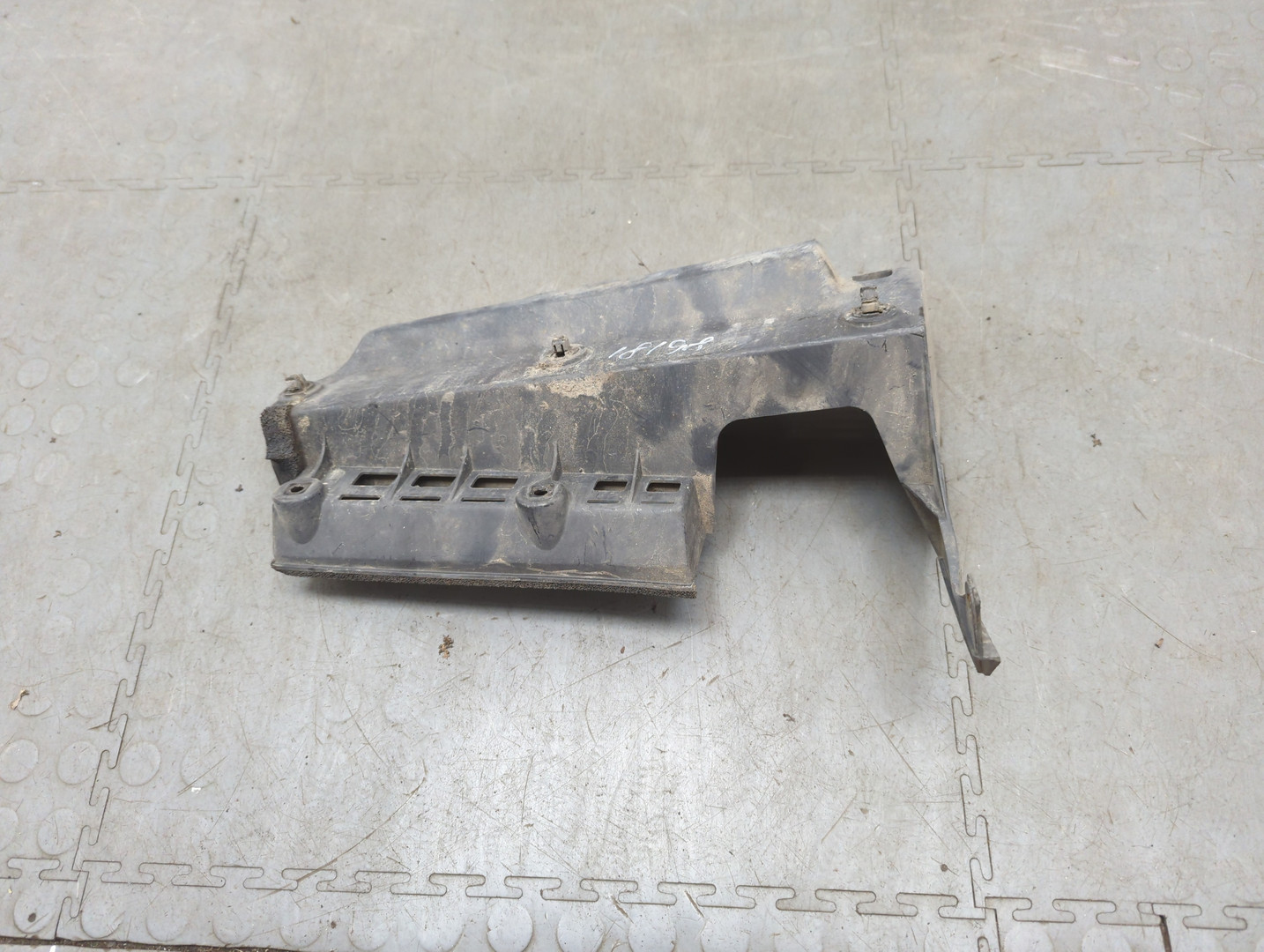 Кронштейн заднего бампера правый