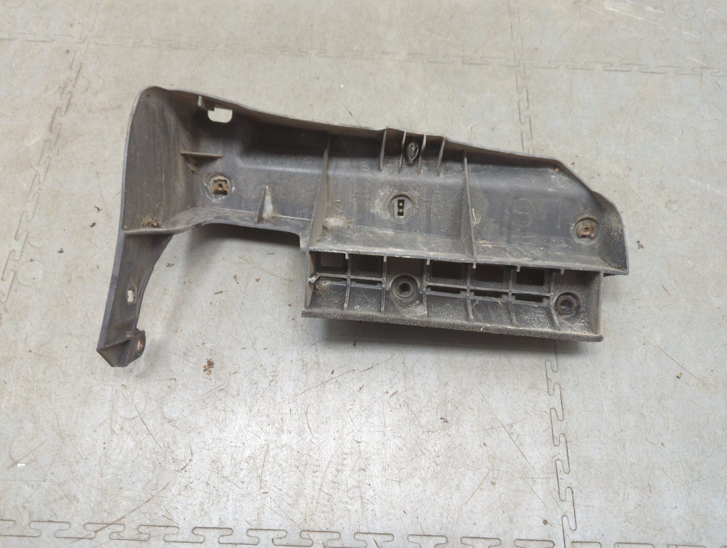 Кронштейн заднего бампера правый