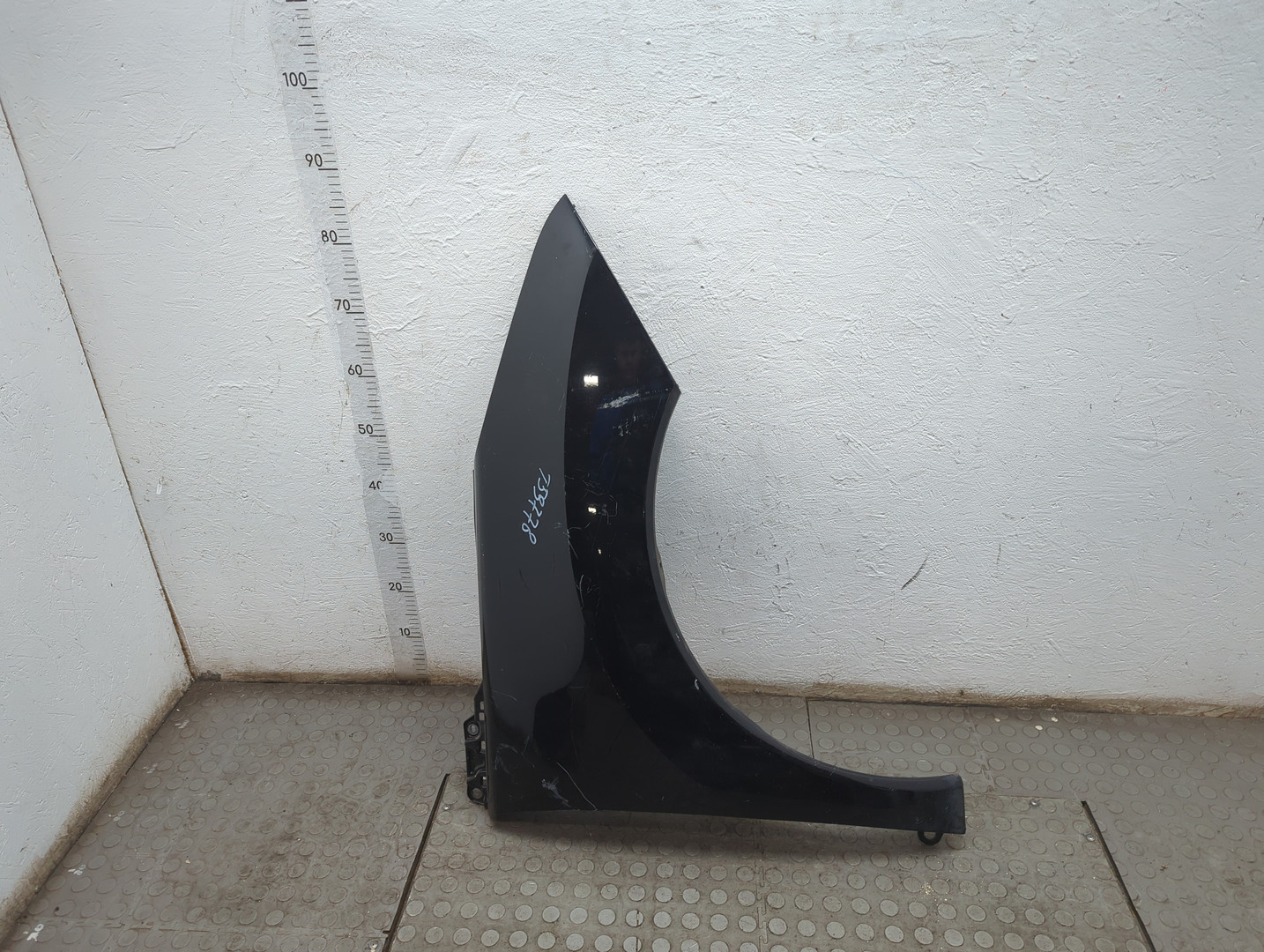 Крыло переднее правое