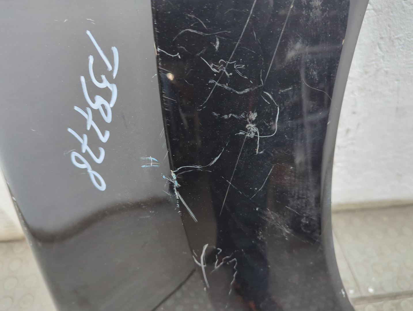 Крыло переднее правое