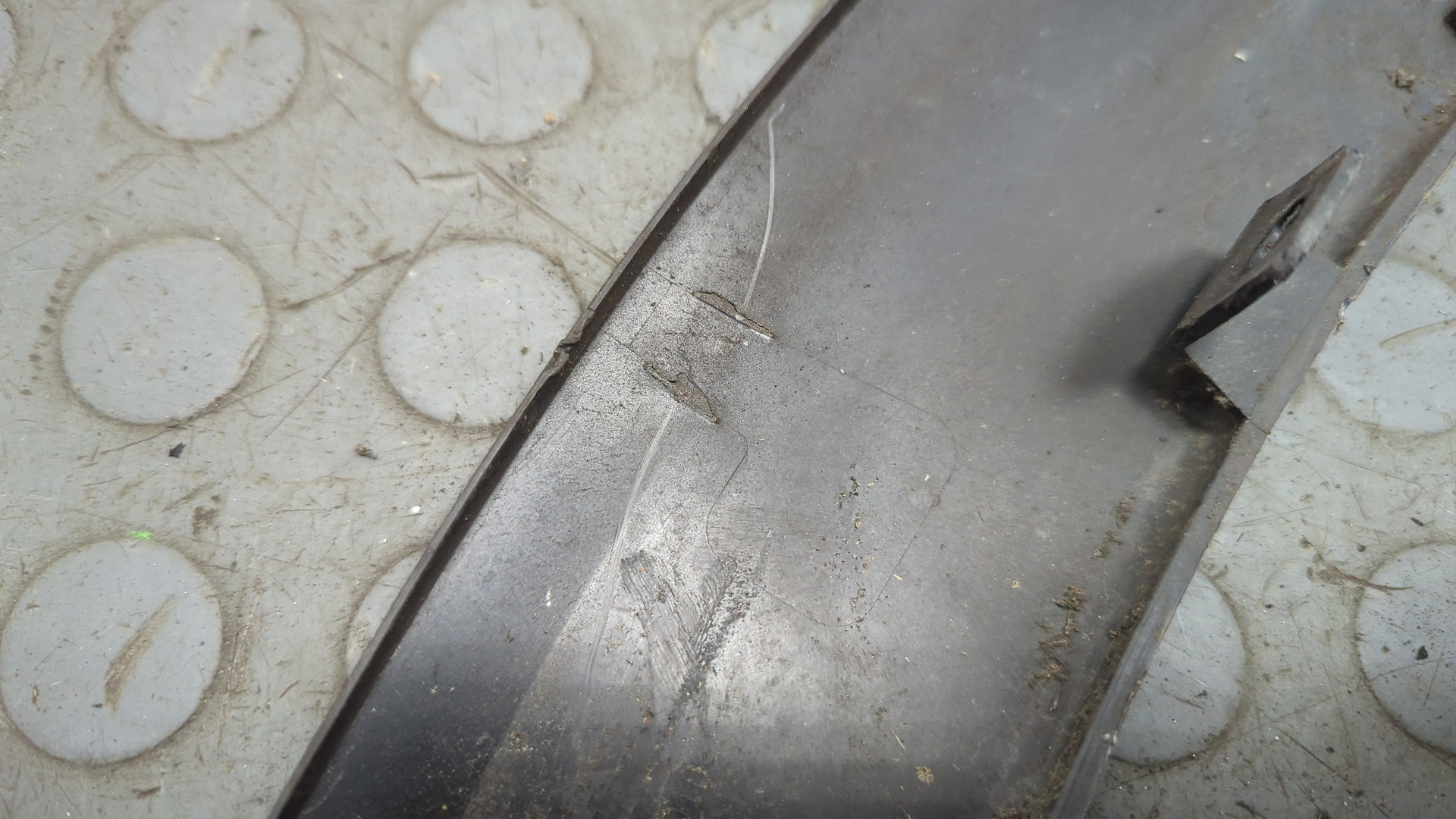 Накладка заднего крыла левого