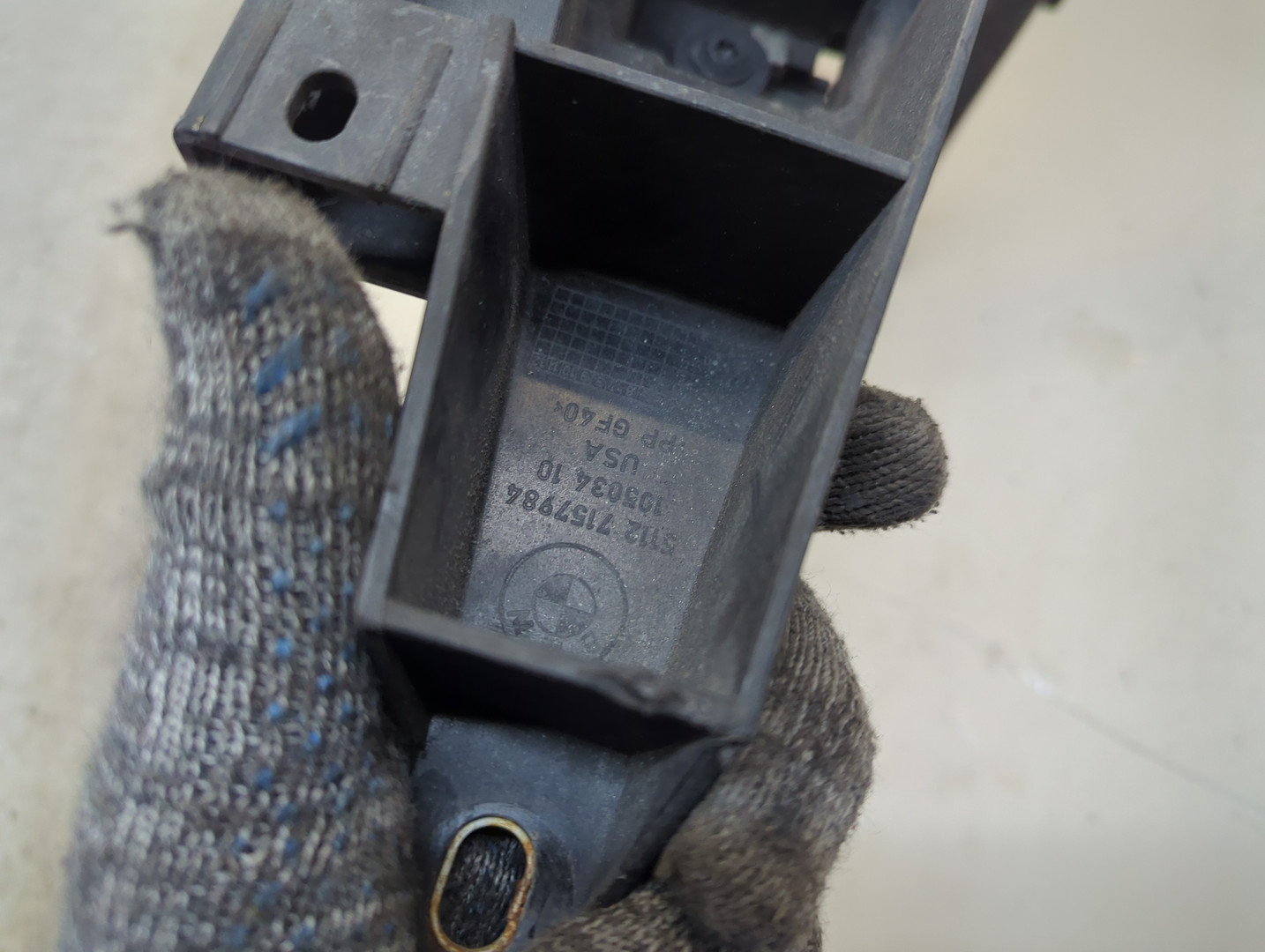 Кронштейн фар правый