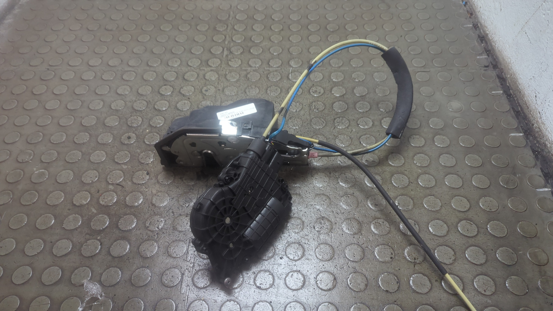 Замок двери задней правой