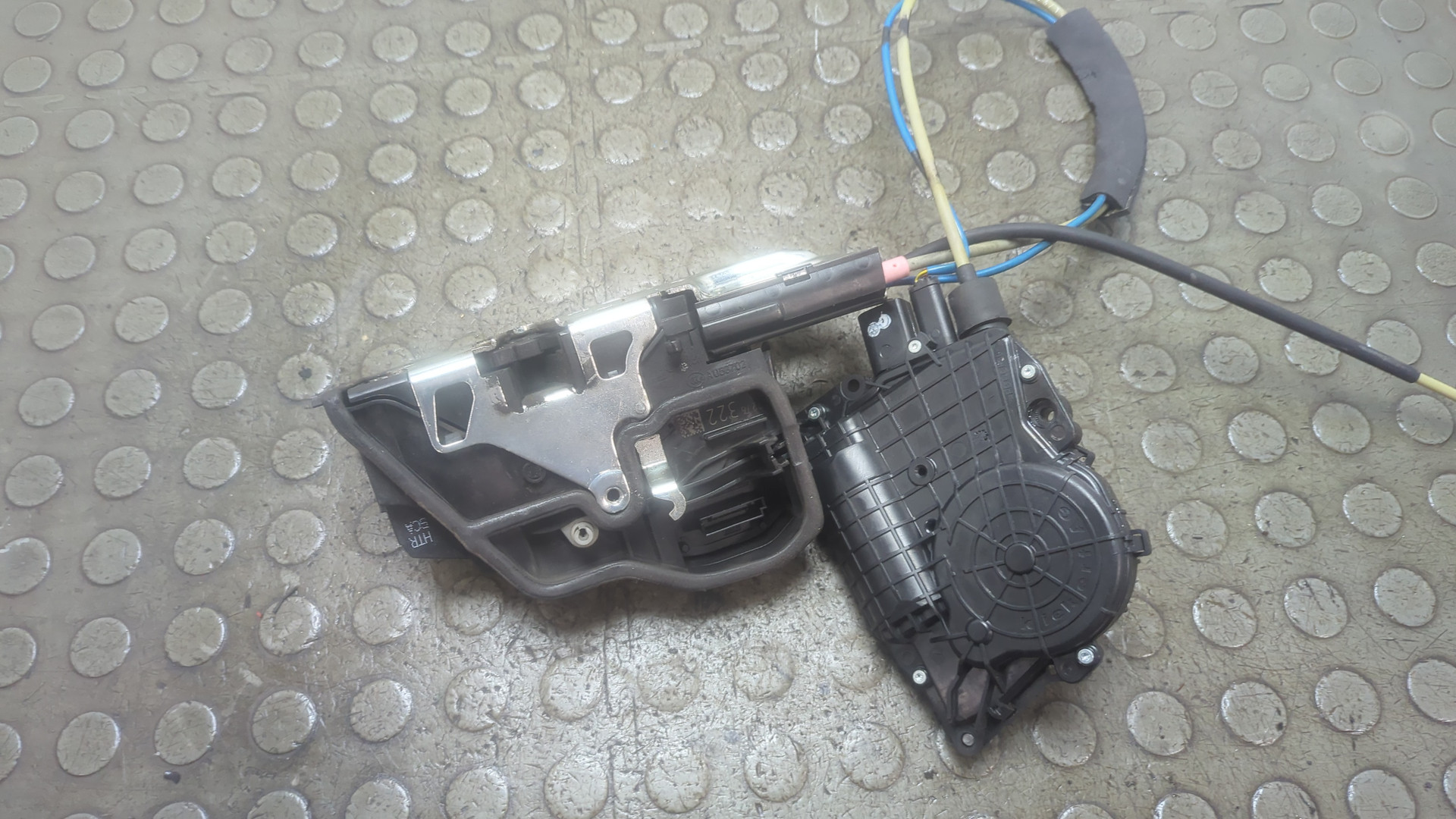 Замок двери задней правой