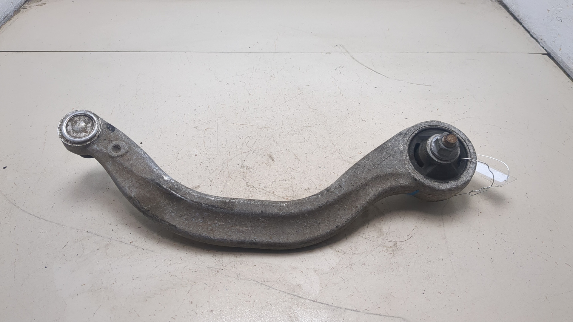 Рычаг передний правый