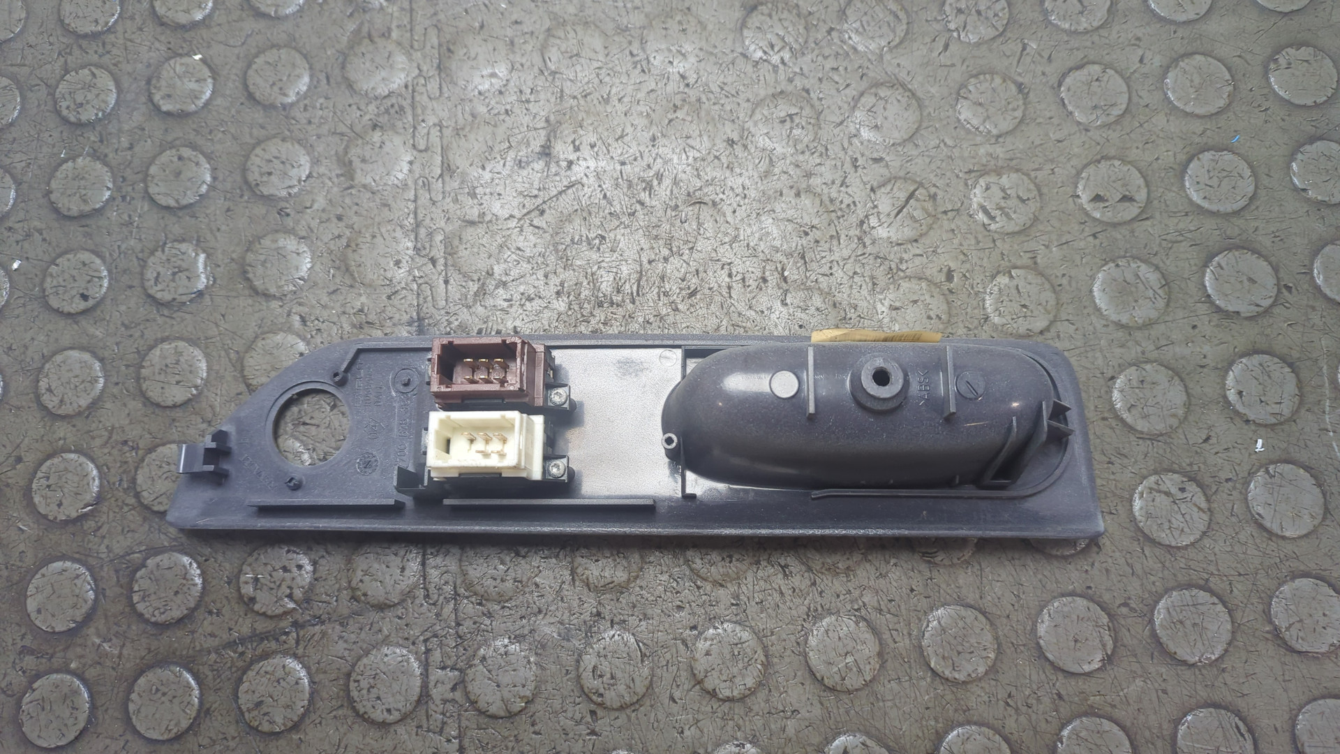 Кнопка стеклоподъемника