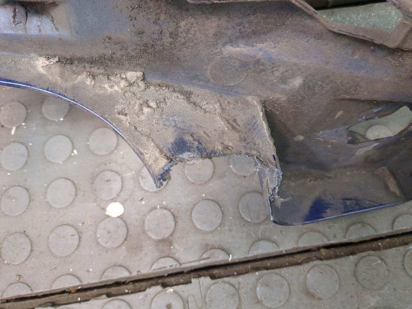 Крыло переднее левое