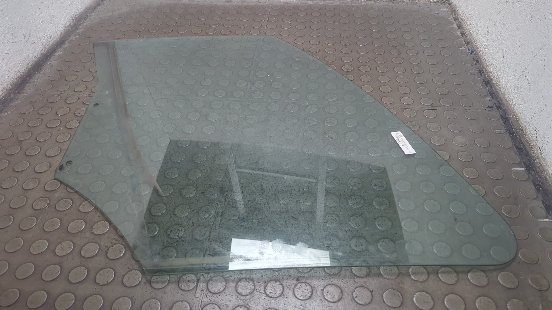 Стекло двери передней левой