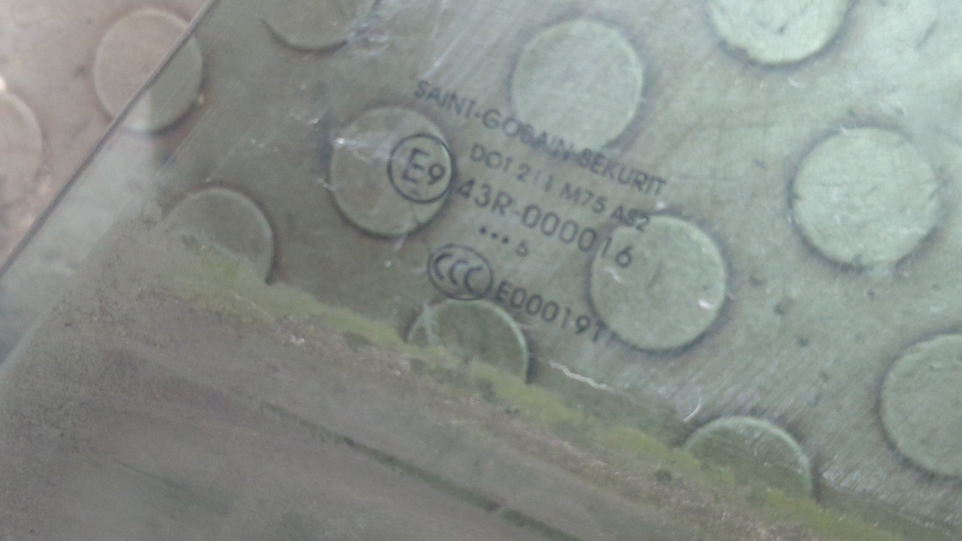 Стекло двери передней левой