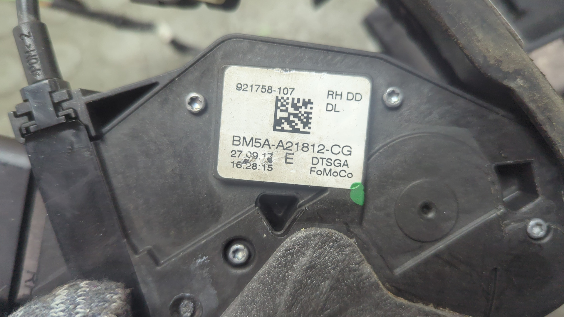 Замок двери передней правой