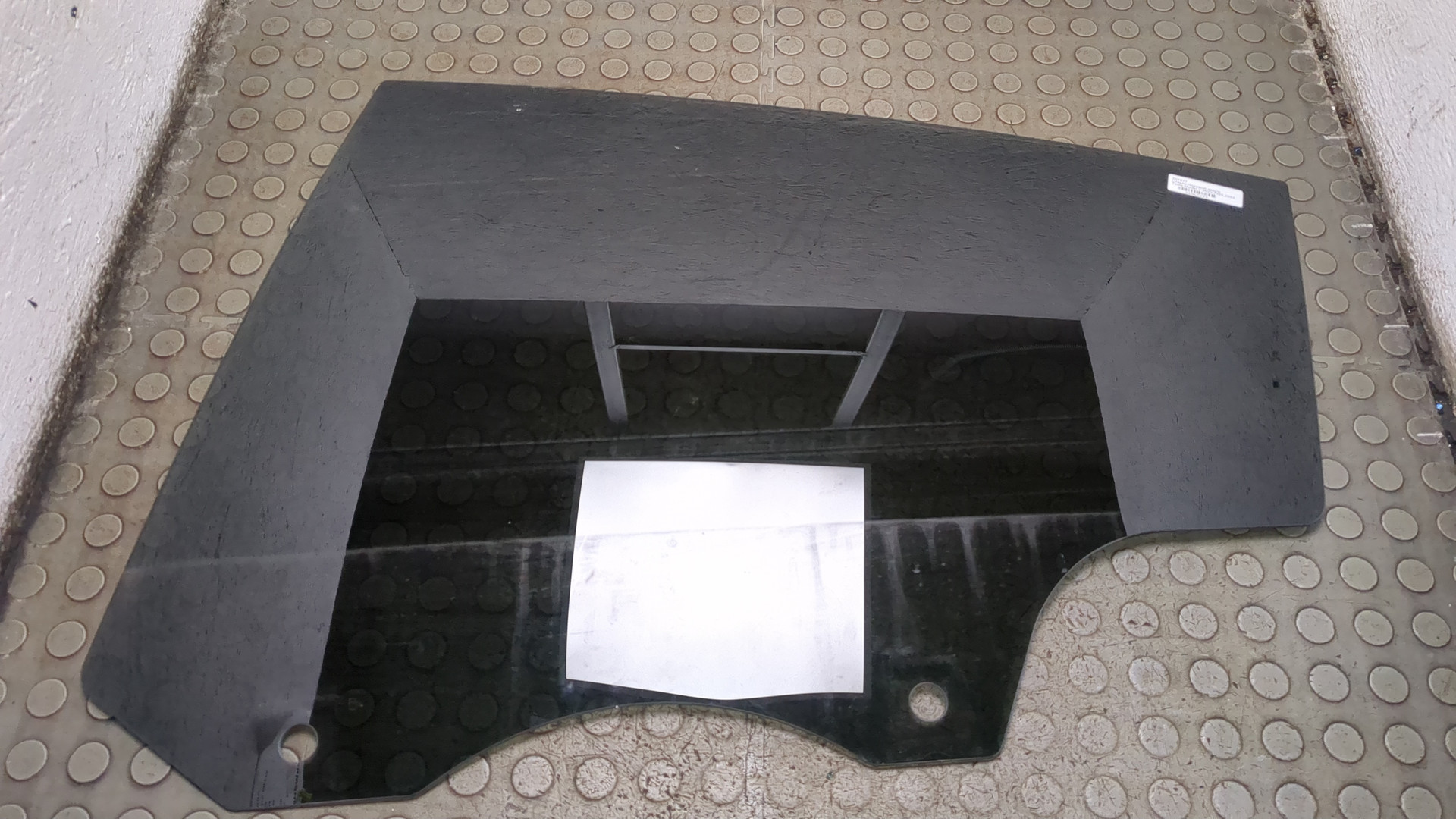 Стекло двери задней левой