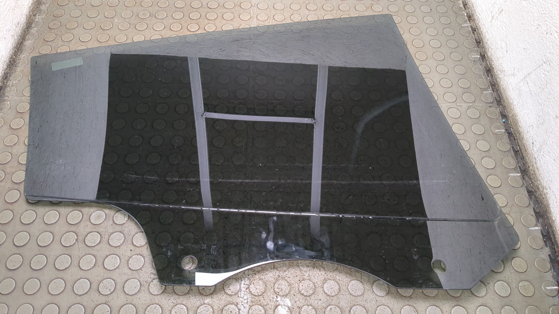 Стекло двери задней левой