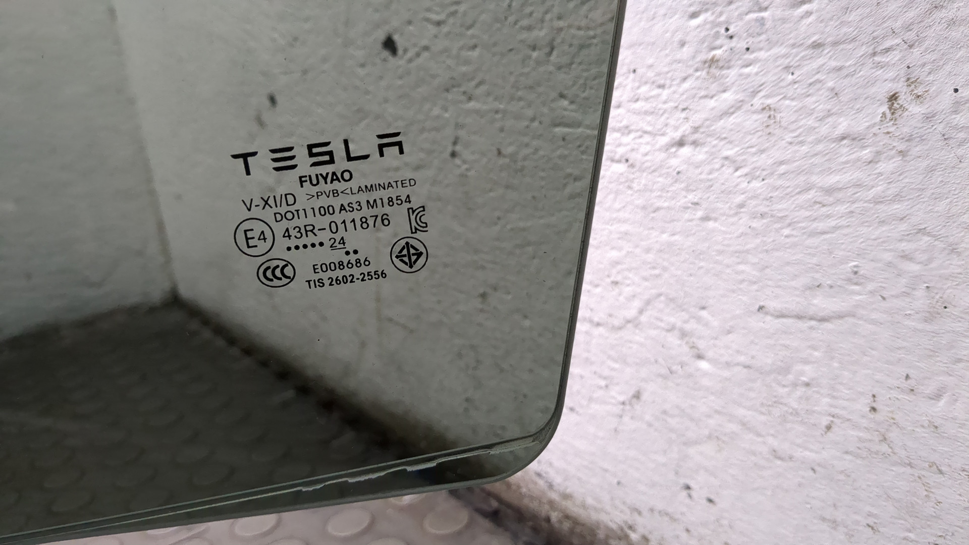 Стекло двери задней левой