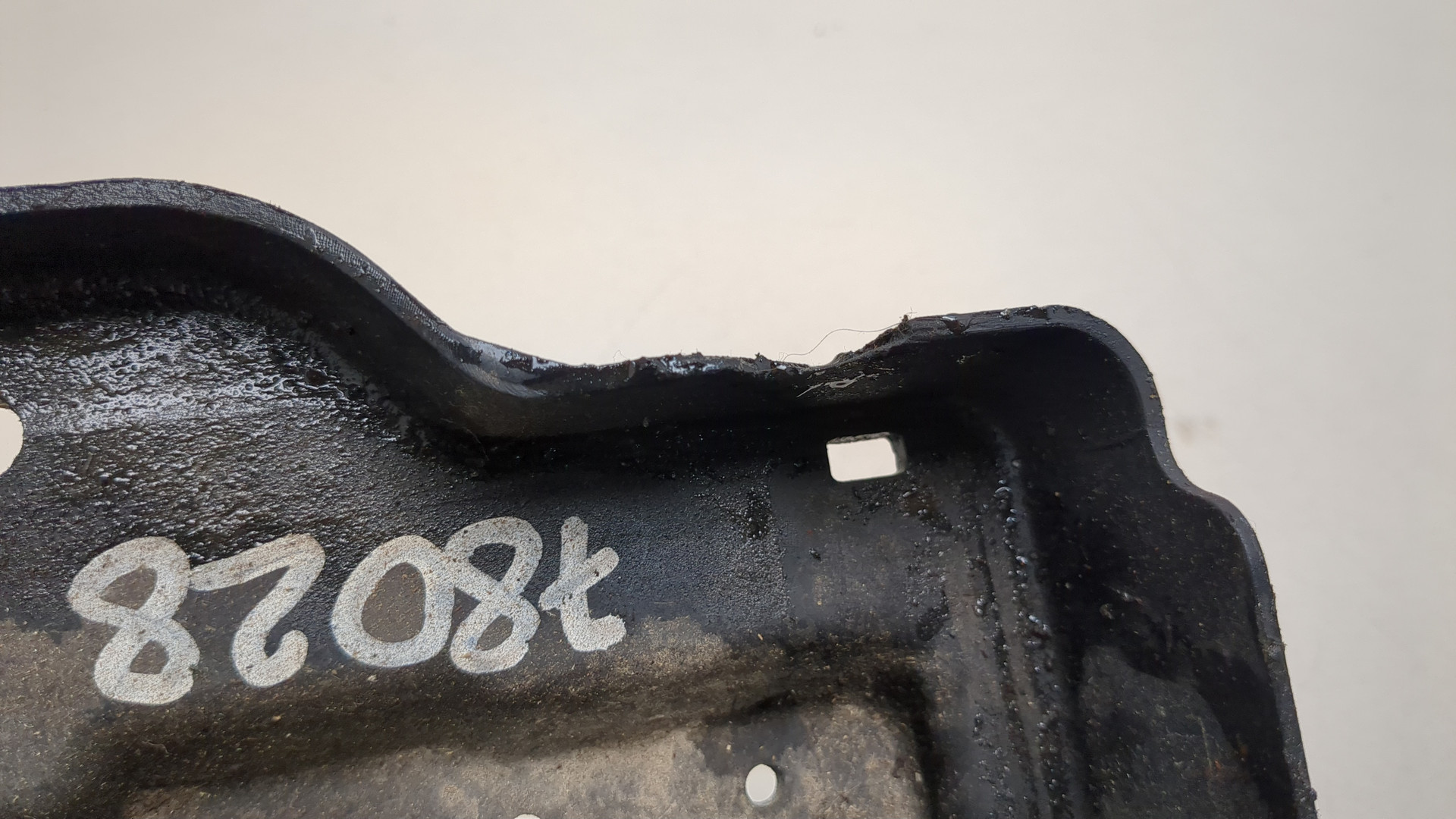 Площадка под аккумулятор (АКБ)