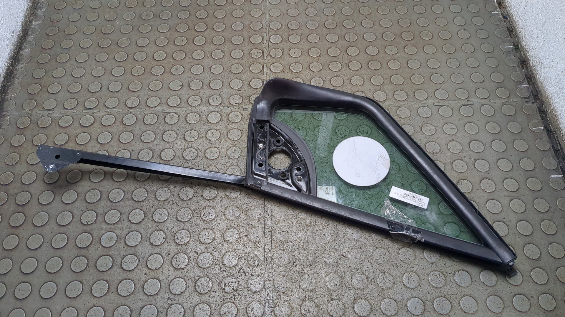 Стекло двери передней правой (форточка)