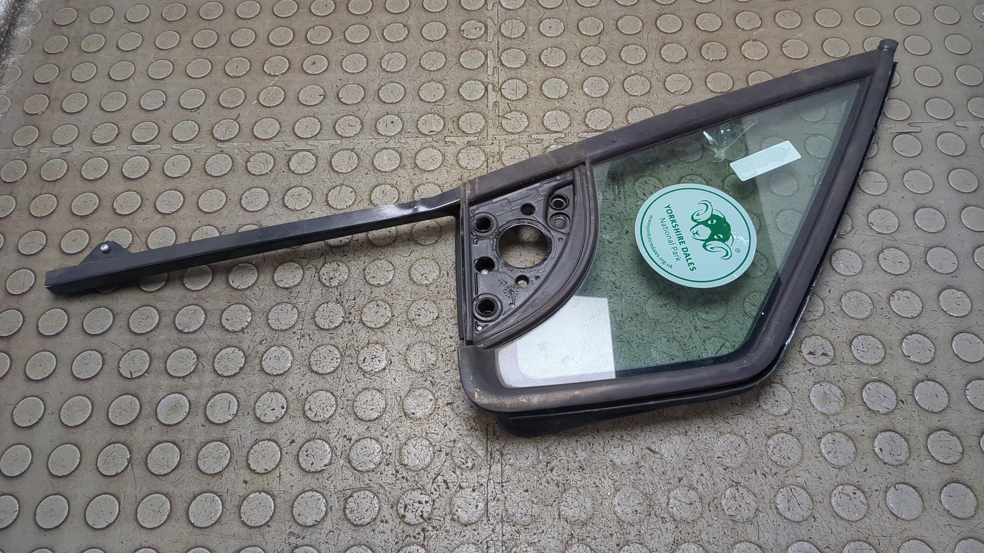 Стекло двери передней правой (форточка)