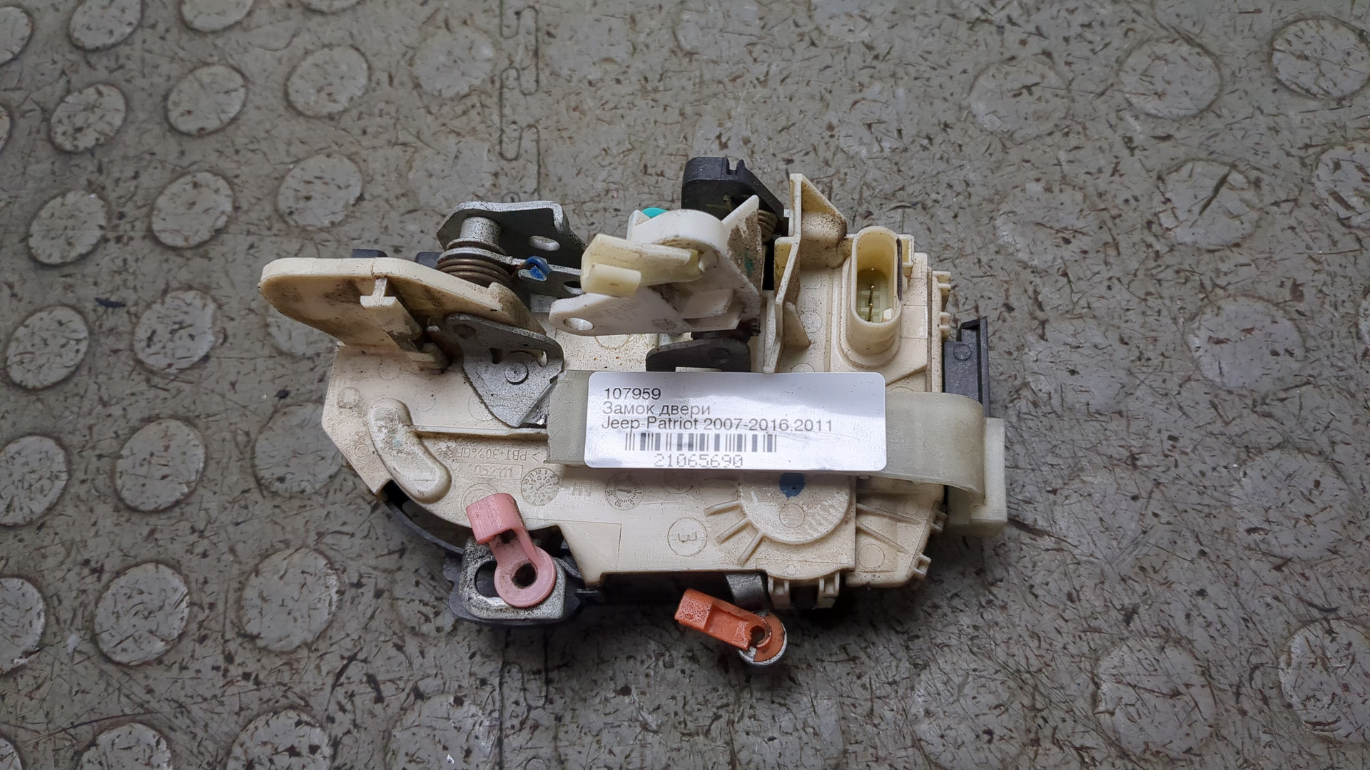Замок двери передней левой