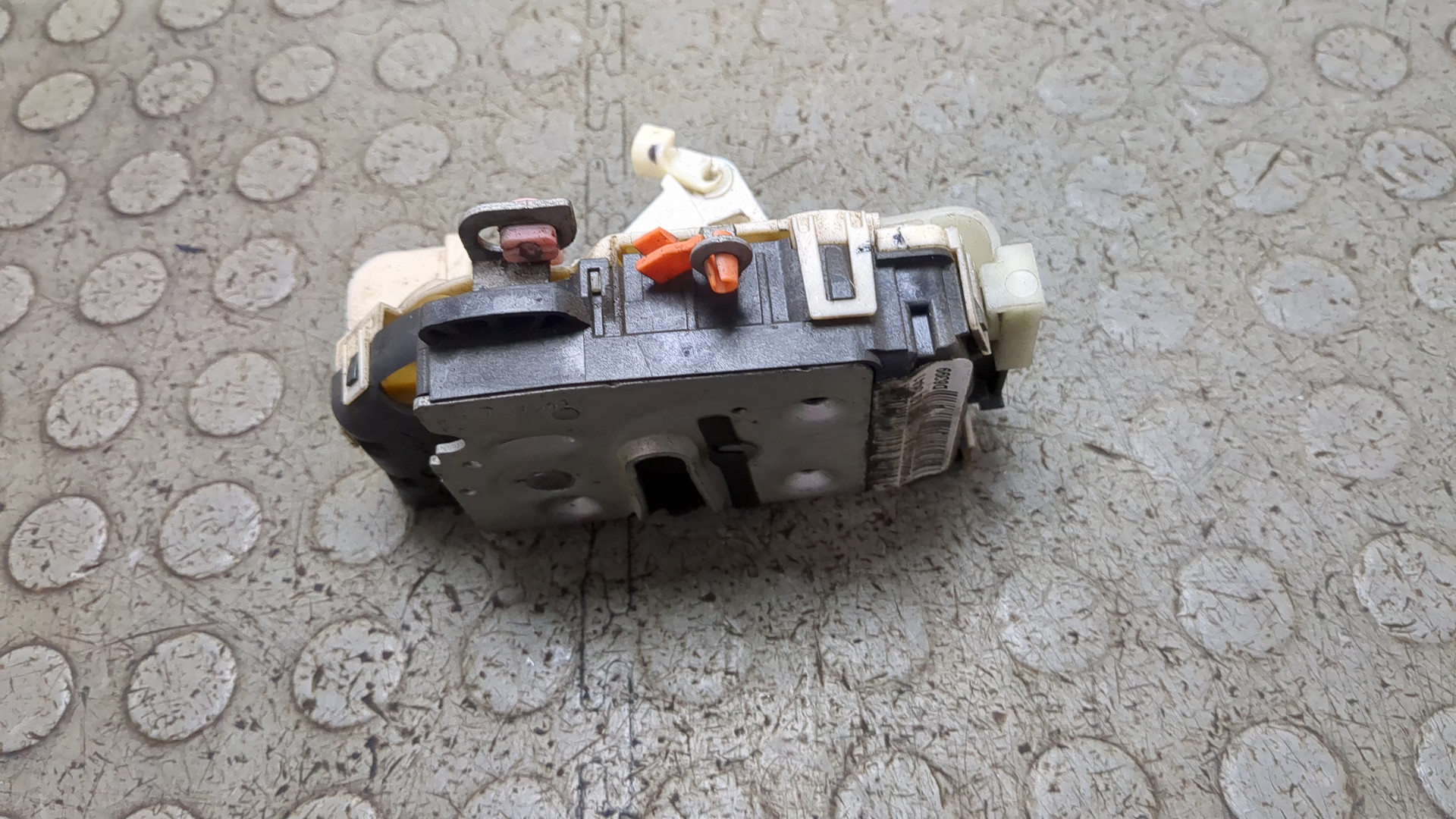 Замок двери передней левой