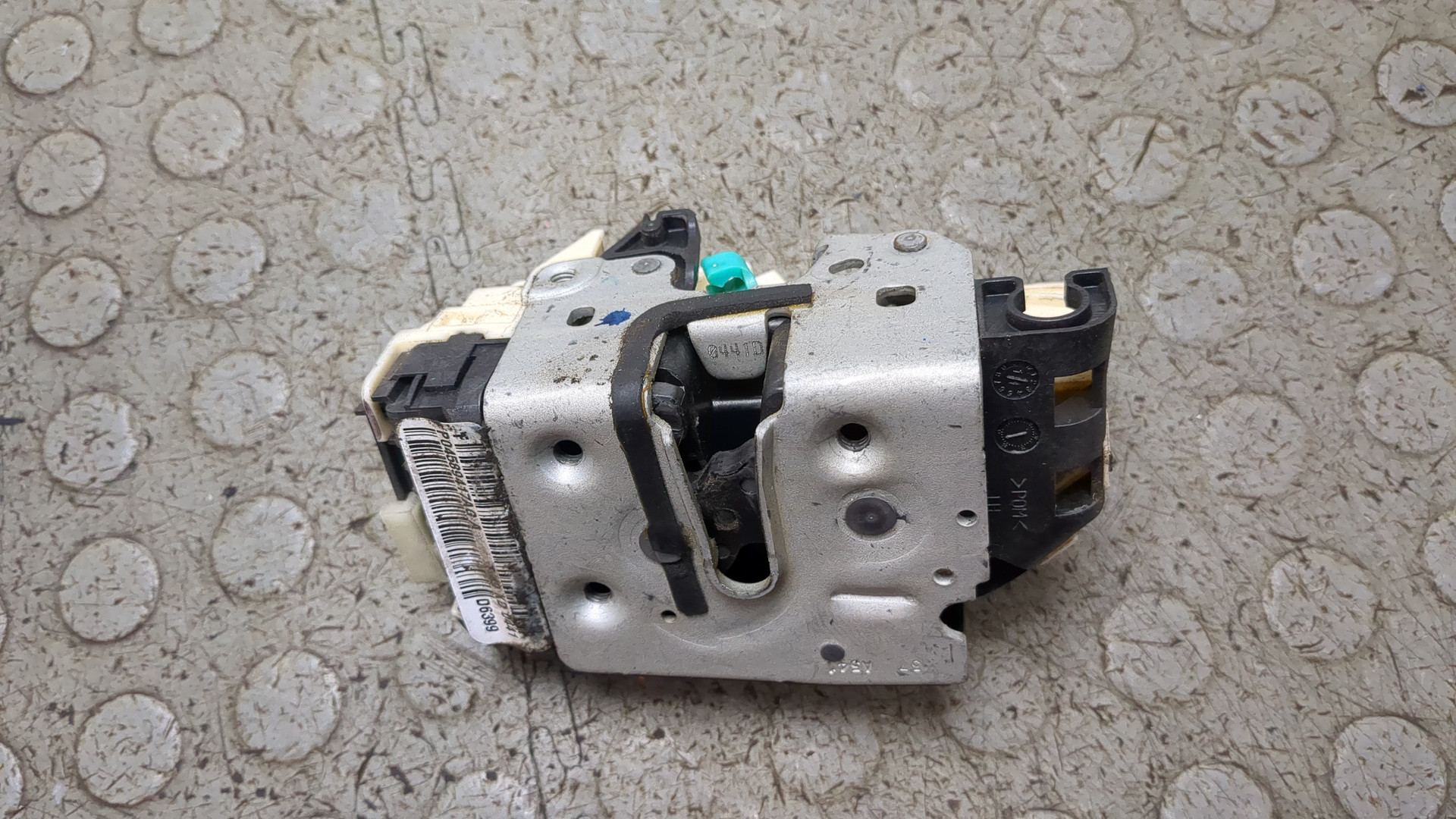 Замок двери передней левой