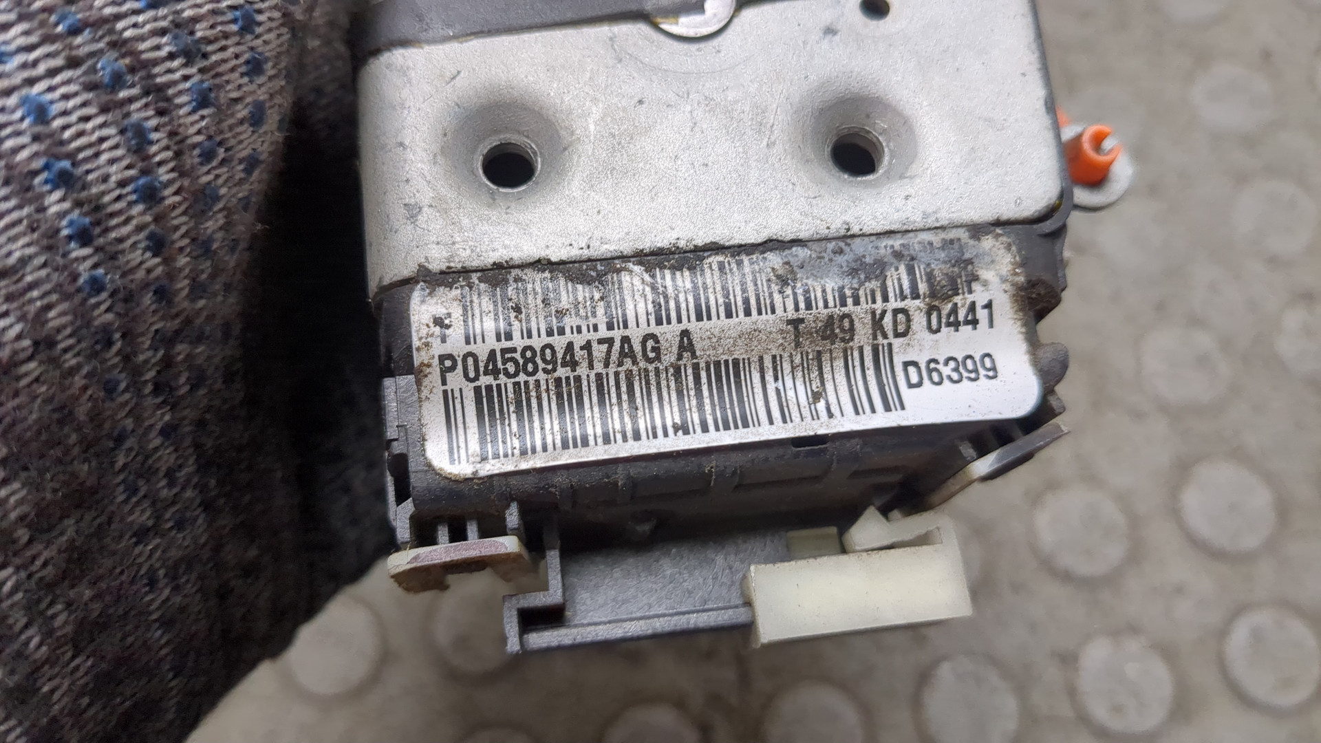 Замок двери передней левой