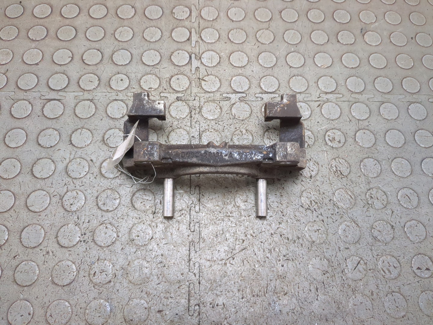 Скоба суппорта переднего левого